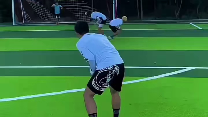 绿茵球场上的热血少年，全力以赴追逐梦想！#足球