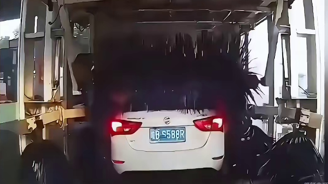 轿车进入自助洗车时踩刹车，视频车主鸣笛提醒无果