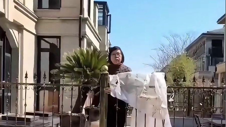 女子租住別墅院子被邻居大妈种菜扔垃圾 上门对质遭辱骂