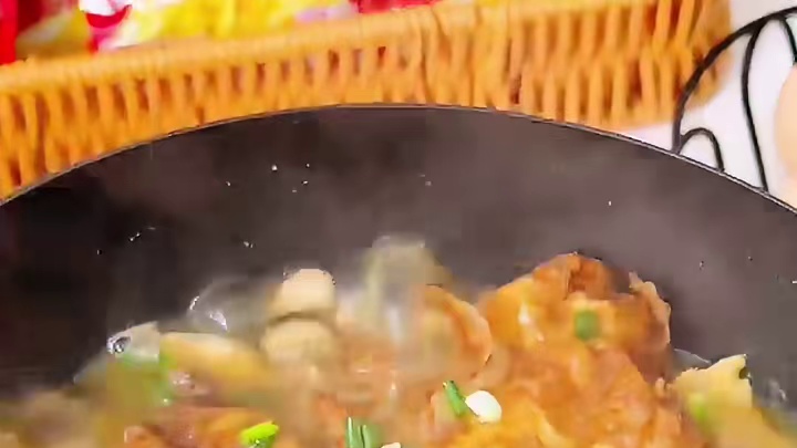 一口香上天！这锅榨菜肉丝油蛋堡一出，米饭都不够抢！#榨菜肉丝油蛋堡 #美食制作