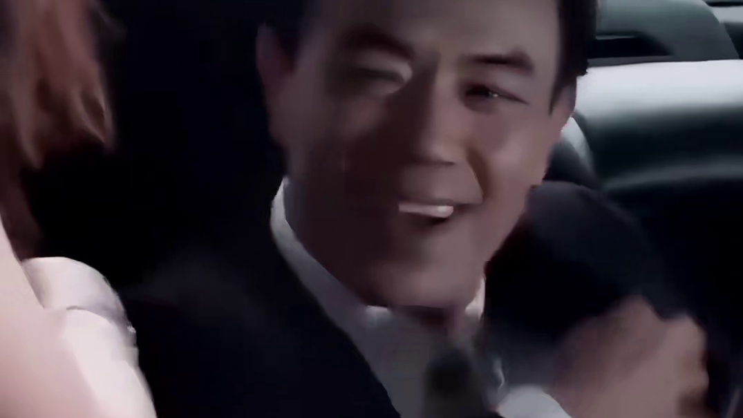 买烟还趁机摸一把，不愧是老流氓