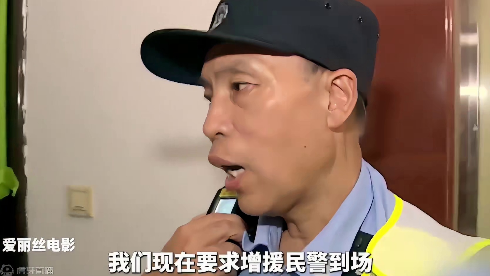 民警走出电梯，发现楼道躺着一个女人