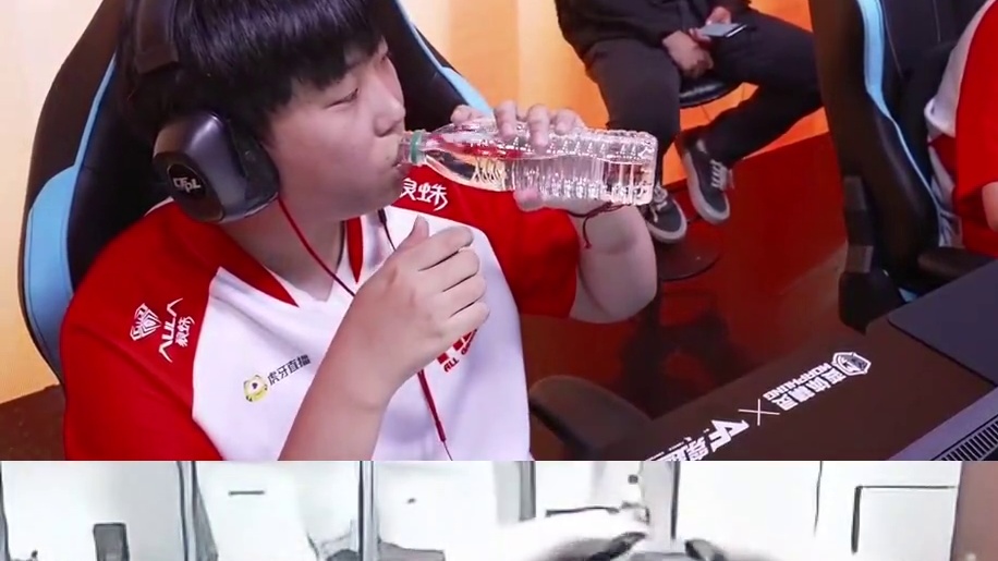 亮亮本赛季最无奈的一场，暂停点名批评宠儿欧欧大脑空白，下一分继续抓着张氏兄弟一顿说