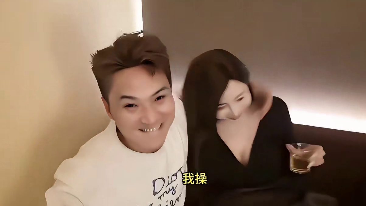 不凡下手速度比小酷还快，偷袭强吻性感黑丝御姐，把小酷惊呆了