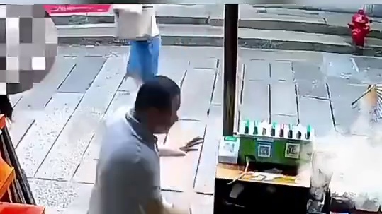 嘉兴一店老板用身体挡刀救下陌生女子，被记一等功！