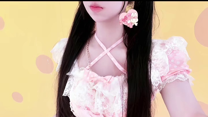 最近挺乖的无聊玩玩游戏每天都吃美了头发又长长了除了吃就是睡日子平淡但也舒心