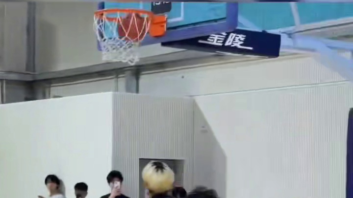 赛场操作轻盈流畅腾空动作如同自由翱翔