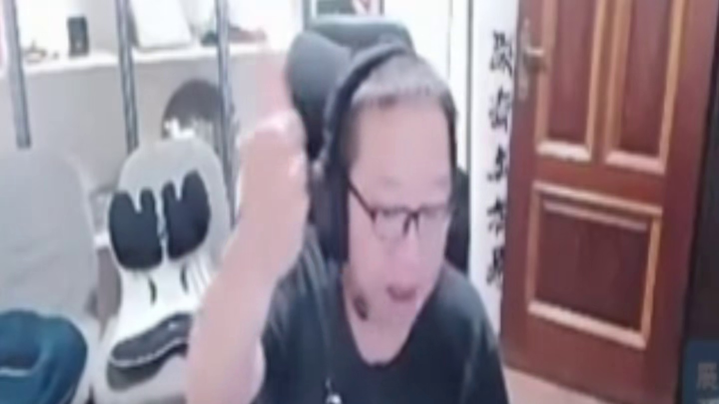 整活还得是嘉伟哥啊 怕大伙看比赛睡着 自雷助助兴
