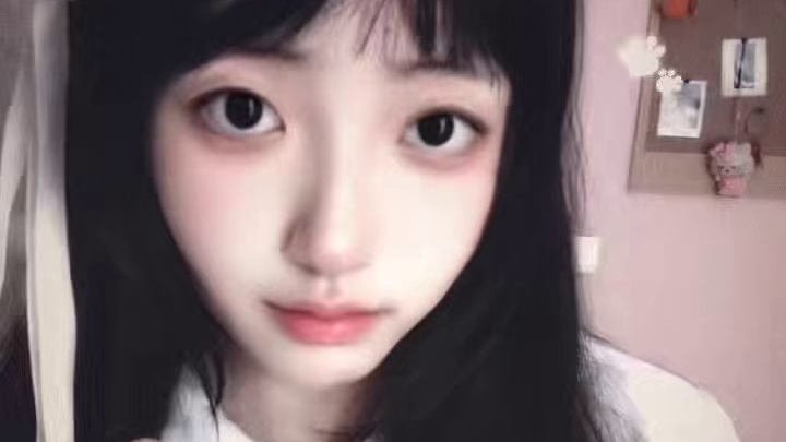 她的笑真的好甜