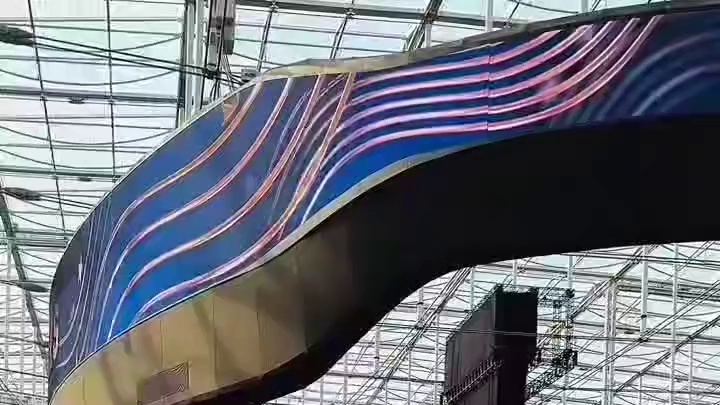 沉浸式观赛第一视角，球场现场氛围感直接拉满