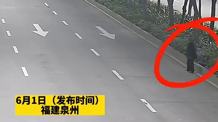 老人任性横穿马路，轿车躲闪不及将其撞飞。请勿随意横穿马路