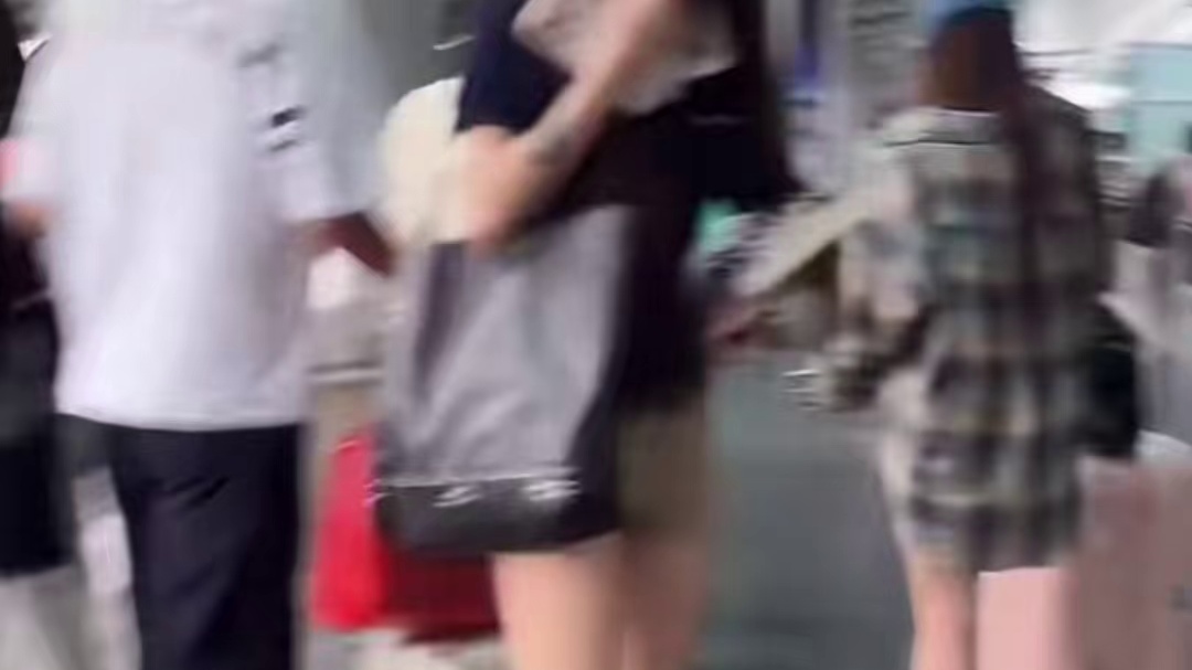 子圣机场随行实拍！猫妮妮啃杨梅小眼神自带喜感，一眼看笑了