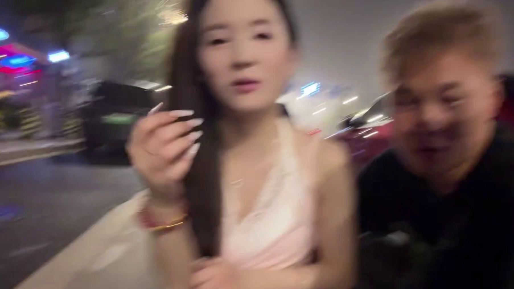 【小小小酷哥】虎子这是真不护食啊，自己摸妹子pi股还不忘让不凡试一下