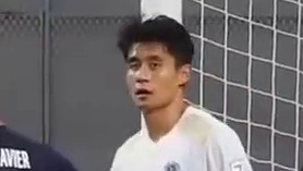 面对对手强大的攻击力，门将刘浩然高接抵挡，累到抽筋#足球