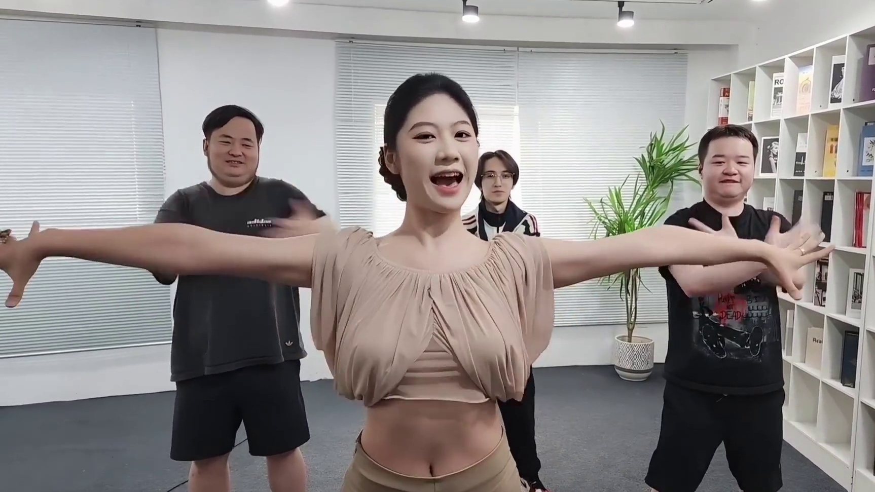 姿态招聘女主播。美女带万坤撒窝MCC跳舞！
