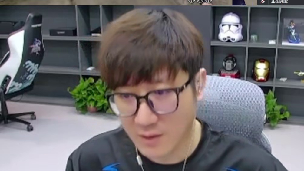 果然人老了干什么都让人感到心酸，老白娱乐赛被对面年轻人抓着点菜，看完这第一视角能绷住的都是神人