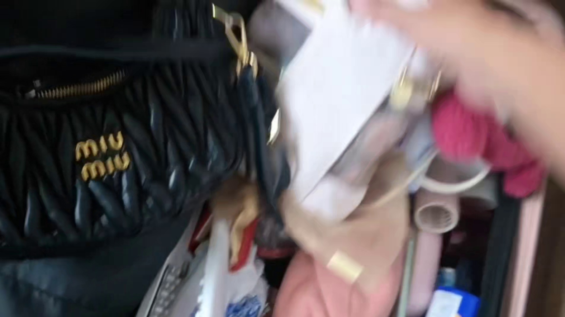 小酷查房女主播发现小灯泡，小酷搞不懂为啥要带着
