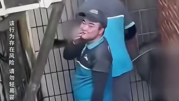 工人在化粪池里装空调外机，结果装到一半把工人整“yue”了