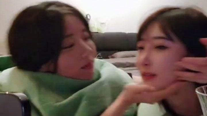 豚豚与呆妹两女主播同框，深夜闺房直播拉丝！