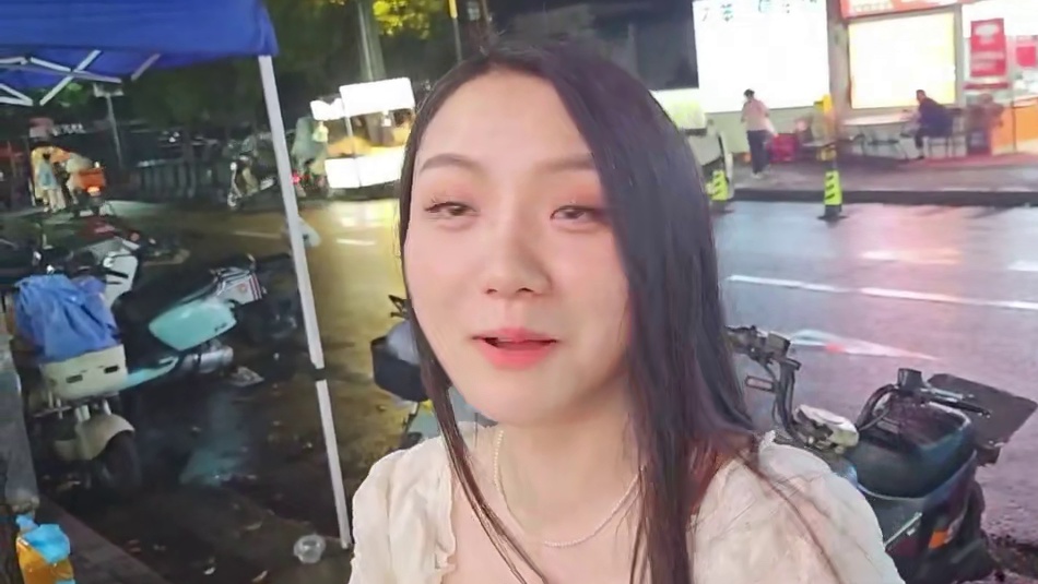 不笑狂少找路人要水要钱