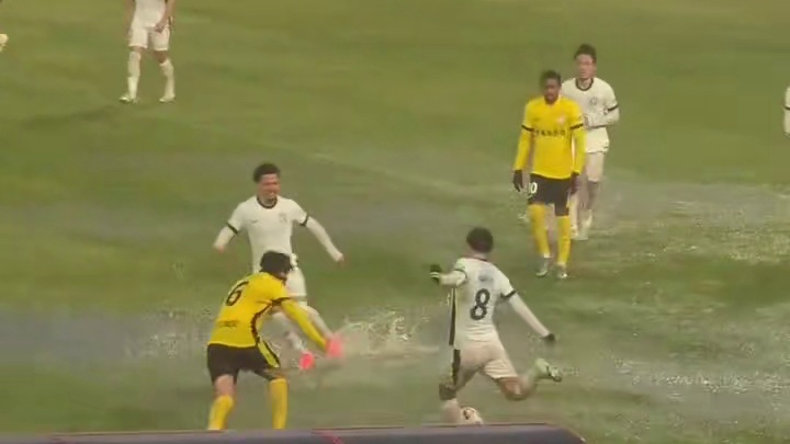 接连赛事遭降雨耽搁，足球赛场总有奇妙巧合