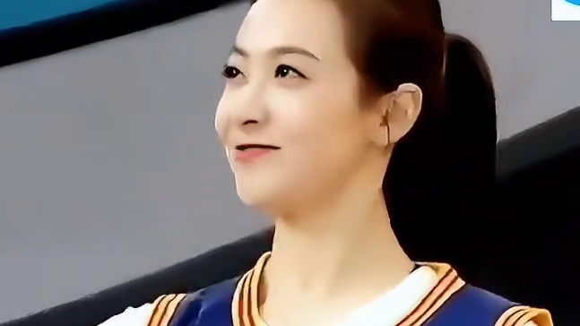 宋茜真的太美了，奥尼尔见了都忍不住现场直接求婚，震撼全场！
