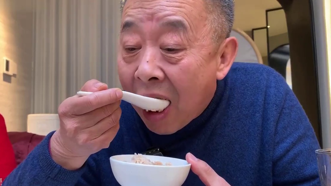 刚到手的奖金还没热乎，让爸妈组团花出去了