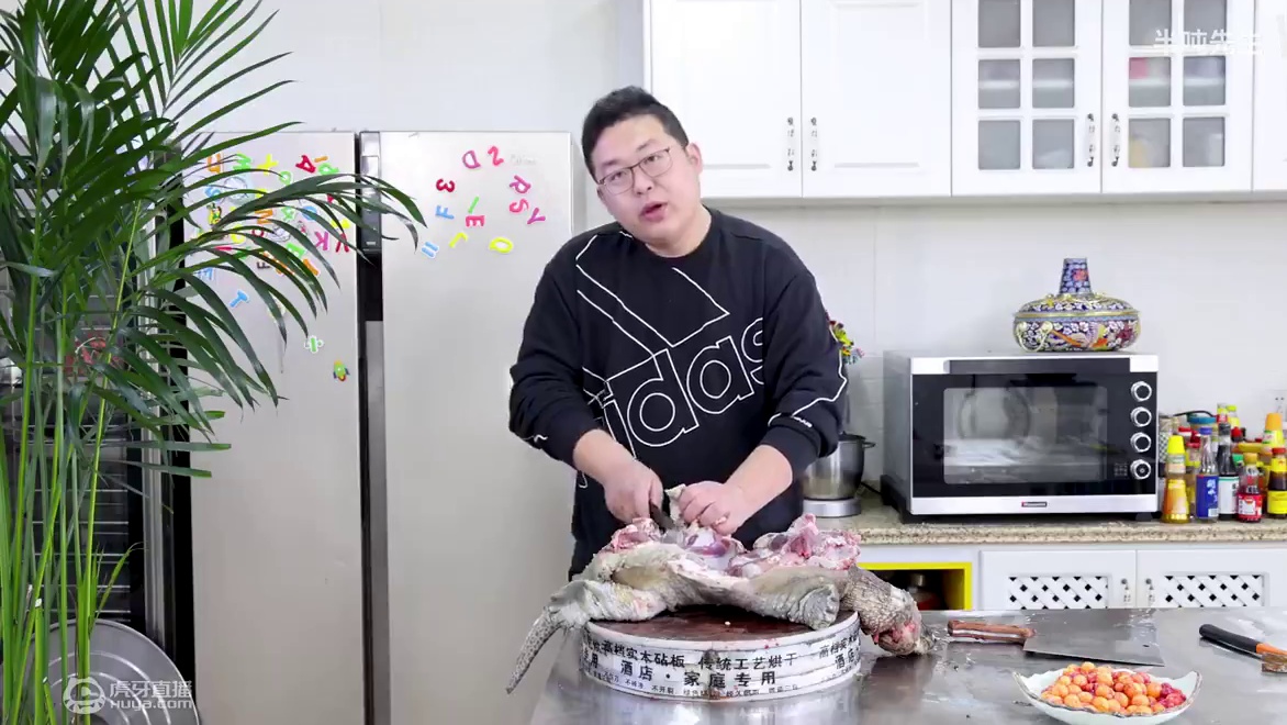 750买只大鳄龟，今晚的宵夜“红烧鳄龟”肉质鲜嫩，名不虚传