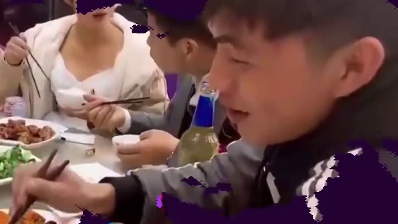 猝不及防的爆笑瞬间，胆子可真够大的，当着新郎的面敢给新娘夹菜