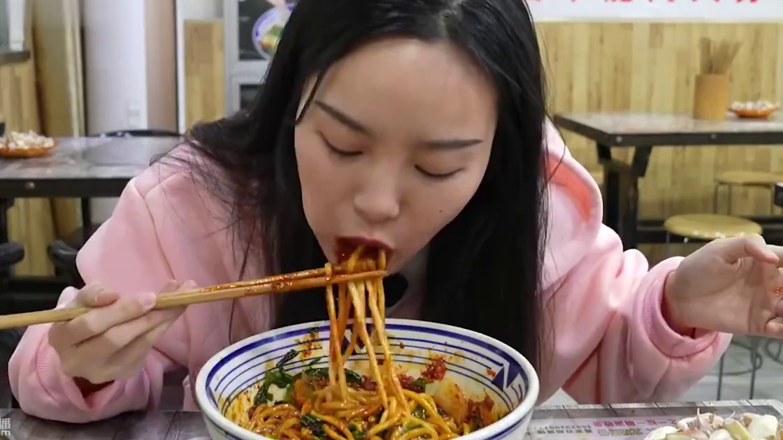 西安13块钱一人的自助面，肉菜面条无限续，连吃两碗太过瘾！
