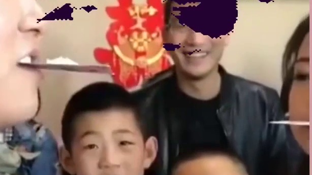 猝不及防的爆笑瞬间，最后那新娘太嗨了，婚礼上就和闺蜜蹦起来了