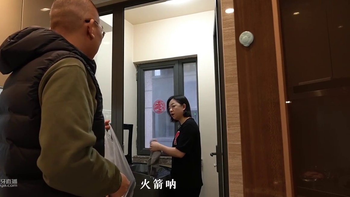 给老罗做了一份茄子肉酱面 还炸了两个元宵