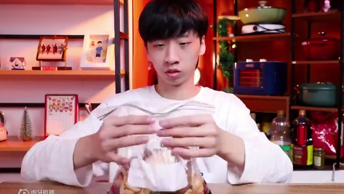 自制帅小伙版叫花鸡，荷叶锡纸再包土，烤出来像一块恐龙蛋！