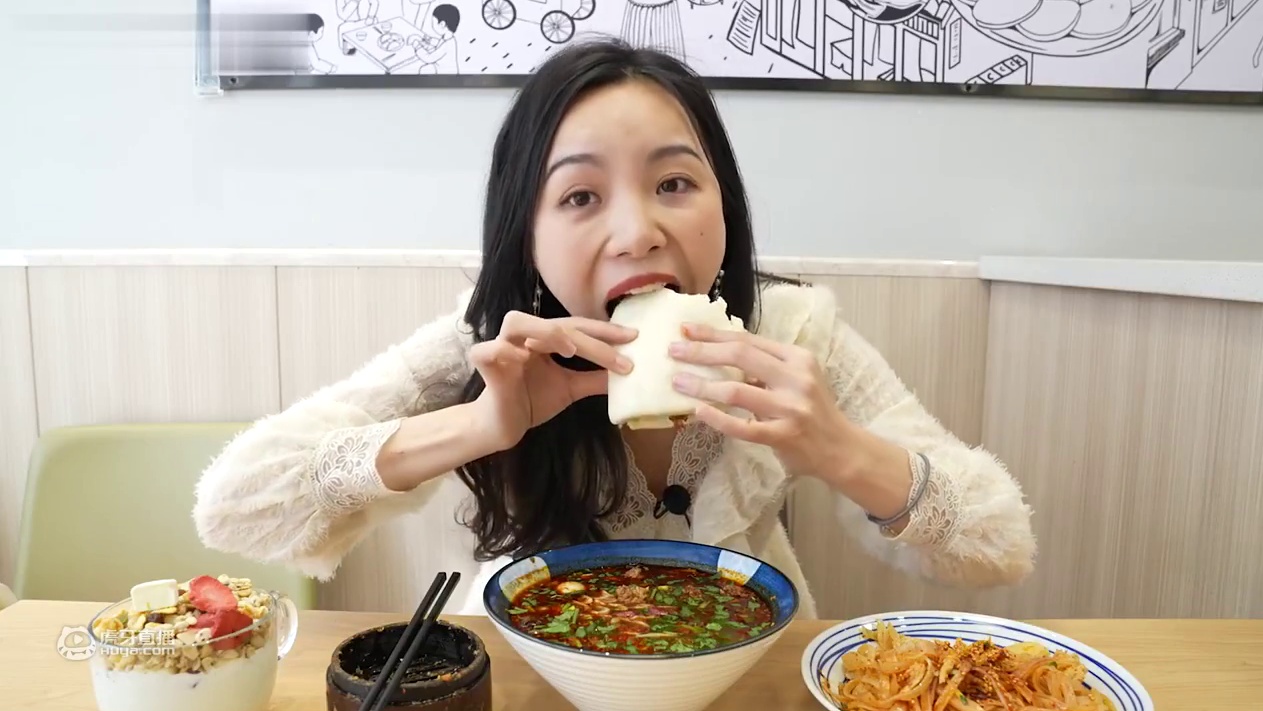 麻辣鲜香的笼笼肉夹馍，10元一个肉爆多，配麻辣米线，一口气连吃2个！