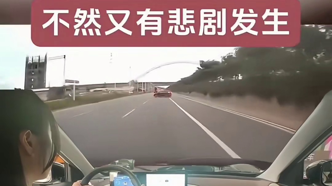 本来还在教媳妇开车这下加深印象了，幸好黑车反应快！