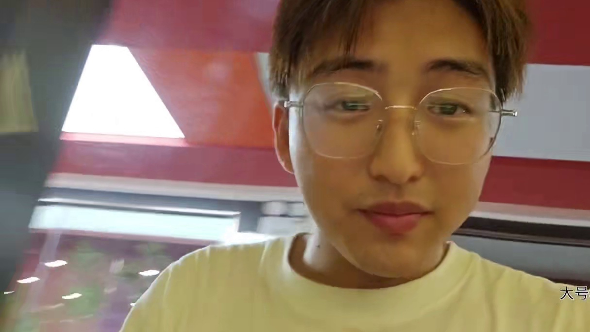我就拿着这破手机直播