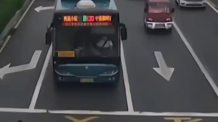 揪心！公车司机挥手提醒，白车及时停车