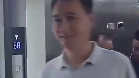 深圳一小区加装共享电梯，电梯公司出钱安装，无需居民掏腰包，刷脸乘坐，每次收费0.2-0.8元