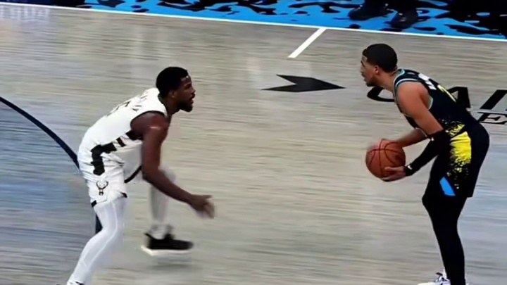 NBA激烈对决，场上紧张气氛，双方球员争锋相对！#篮球