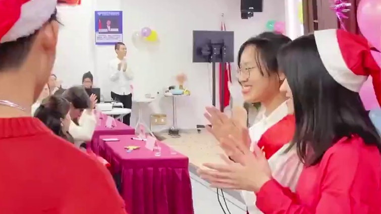 少年在教室当众唱牛姐《All I Want For Christmas Is You》老师都坐不住了