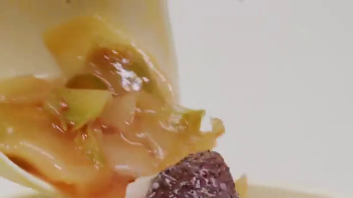 热油一泼，香到炸裂！乌江榨菜鱼，鱼肉鲜嫩酸辣开味，一上桌满屋飘香！#榨菜鱼 #乌江榨菜美食大作战