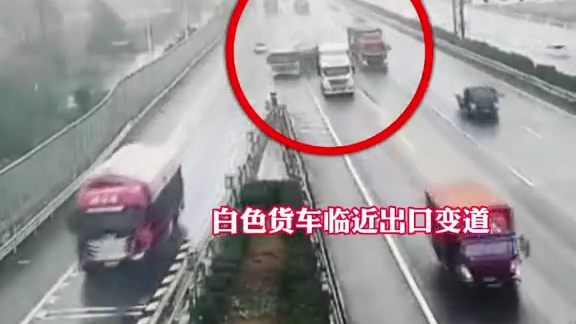 高速上突然“卡位”，货车紧急避让撞上护栏！。。
