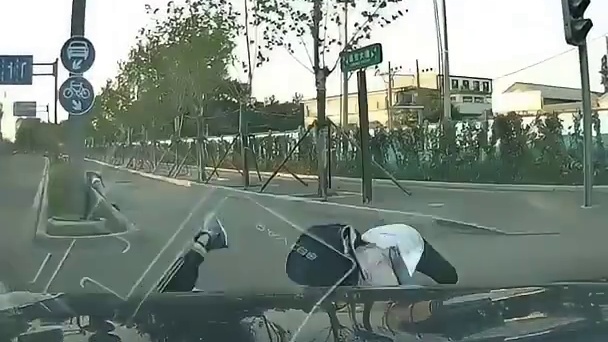 10岁男孩骑电动自行车载妈妈，遇闯红灯小车被撞受伤。