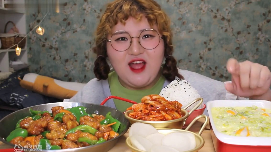 看肉姐如何消灭一桌卡路里 肉段、鸡蛋羹配上下饭咸菜
