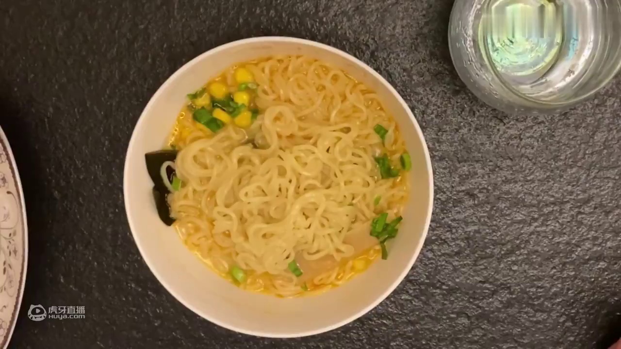 汤达人日式豚骨拉面，100元，4个小时，完美还原。马上方便面也要吃不起了