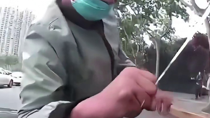 西安一男子以百米冲刺速度碰瓷，结果撞裂车主挡风玻璃！