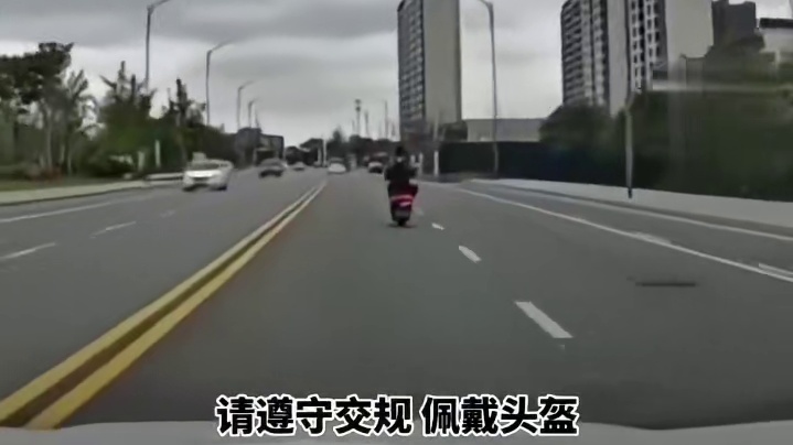 一男子爆料：路上驾驶遇“鬼火少年”…双实线转弯发生碰撞