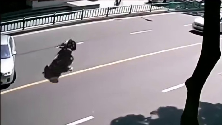 这起车祸，原来吓得最狠的，是摩托车