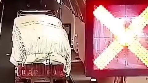 半挂车在隧道抛锚后，司机一波操作堪称“教科书”，有效避免了“二次事故”的发生。