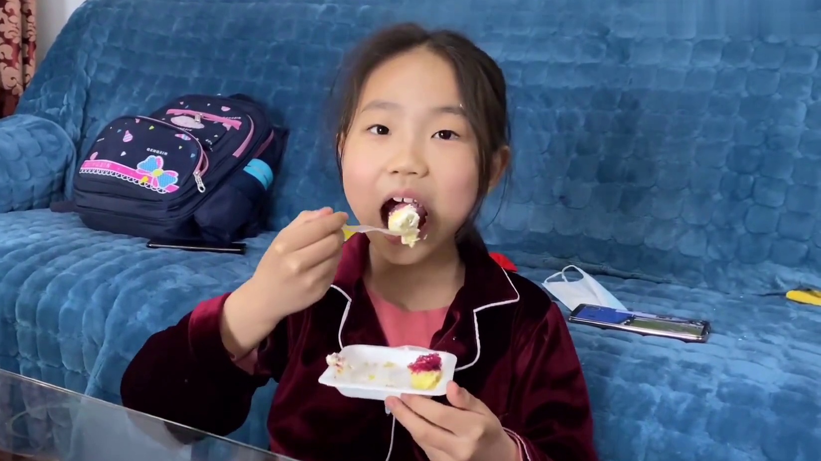 一家人给妈妈过生日，妹妹故意把蛋糕抹妈妈一脸，你说她淘气吗？